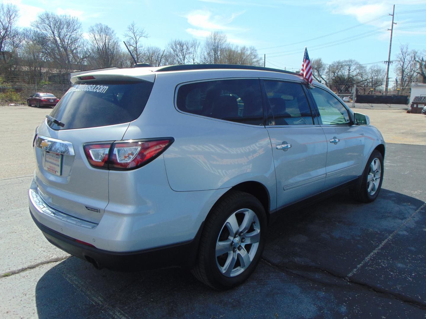 2017 Silver Chevrolet Traverse (1GNKVJKD9HJ) with an V6 3.6 Liter engine, Automatic, 6-Spd transmission, located at 2105 Dixie Hwy, Louisville, KY, 40210, (502) 772-3333, 38.220932, -85.795441 - Photo#10